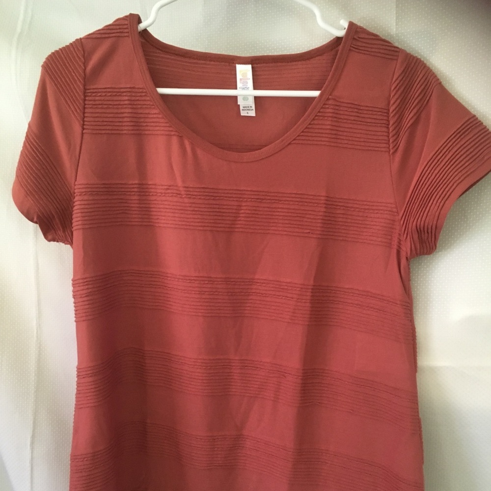 LulaRoe Classic T, NWT, Small